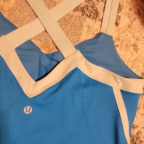 *SOLD* Lululemon Cross Back Tank w/Contrast Trim, Sz M, 8 - Picture 6 of 8
